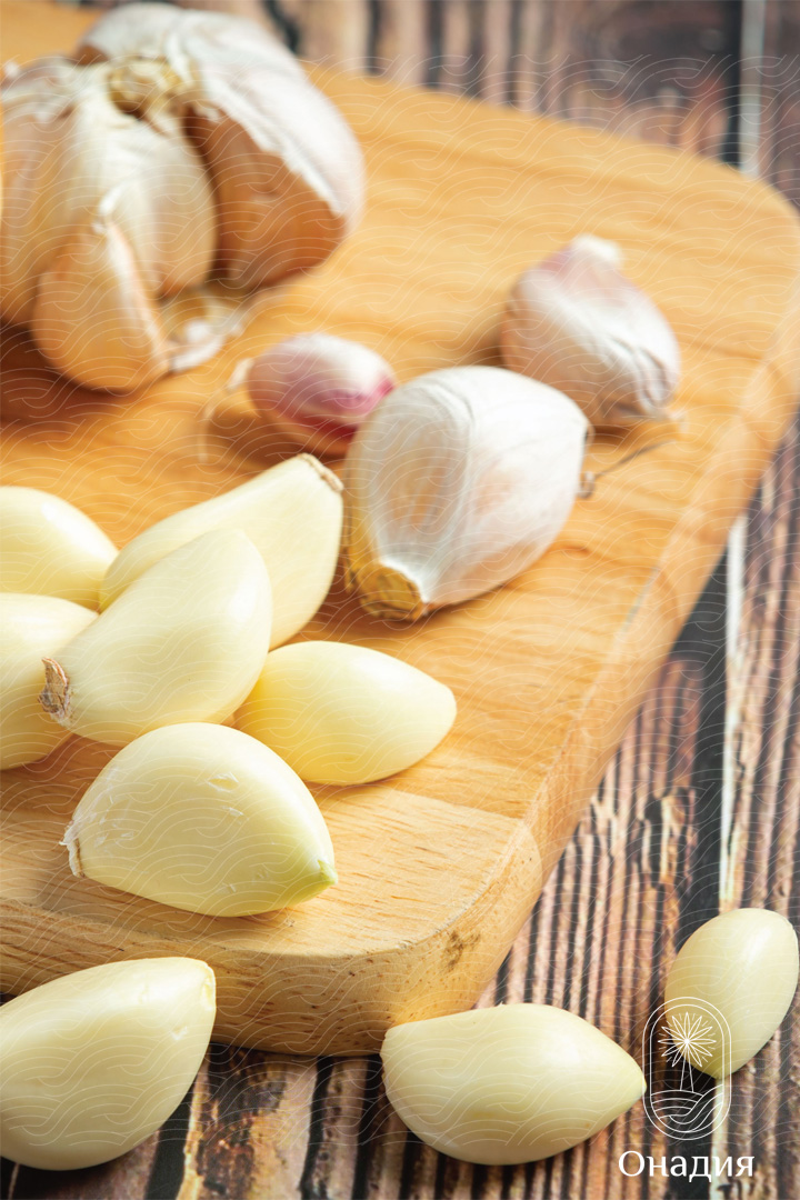 Onadia Iranian White Garlic peeled and chooped